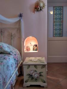 een slaapkamer met een bed en een tafel met een spiegel bij i dammusi di Egle in Pantelleria
