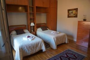 sypialnia z 2 łóżkami i komodą w obiekcie BELLA VIST EBI-1039 w mieście Mundaka