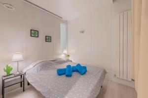 um quarto com uma cama com arcos azuis em Immeuble Villa PIRON em Nice