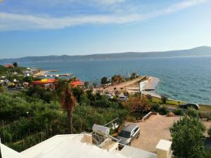 a view of a beach with a car parked next to the water at B&B Sveti Petar in Sveti Petar