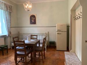 comedor con mesa y nevera en Pension Amadeus & Apartments en Český Krumlov