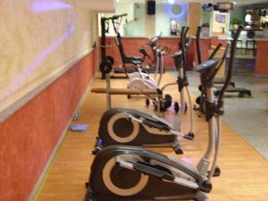 a row of exercise bikes in a gym at Residence Le Nereidi in La Maddalena