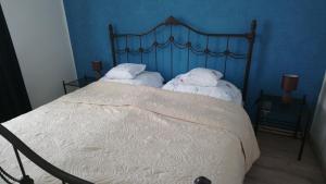 A bed or beds in a room at Öregporta Vendégház