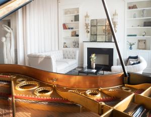 sala de estar con piano y chimenea en Palazzetto Foscari en Venecia