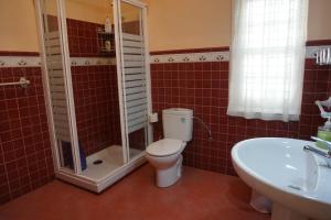 łazienka z toaletą, prysznicem i umywalką w obiekcie BELLA VIST EBI-1039 w mieście Mundaka +35 zdjęć