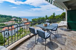 Balkon lub taras w obiekcie Island Hvar Seaside Villa Levanda with Beach, Pool & Seaview