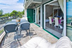 Balkon lub taras w obiekcie Island Hvar Seaside Villa Levanda with Beach, Pool & Seaview