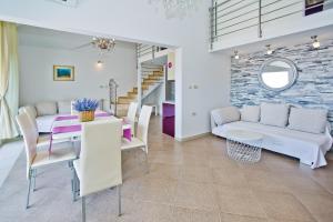 Część wypoczynkowa w obiekcie Island Hvar Seaside Villa Levanda with Beach, Pool & Seaview