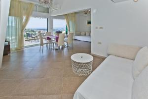 Część wypoczynkowa w obiekcie Island Hvar Seaside Villa Levanda with Beach, Pool & Seaview