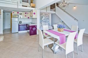 Kuchnia lub aneks kuchenny w obiekcie Island Hvar Seaside Villa Levanda with Beach, Pool & Seaview