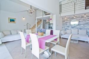 Część wypoczynkowa w obiekcie Island Hvar Seaside Villa Levanda with Beach, Pool & Seaview