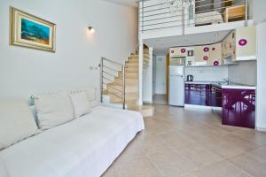 Kuchnia lub aneks kuchenny w obiekcie Island Hvar Seaside Villa Levanda with Beach, Pool & Seaview