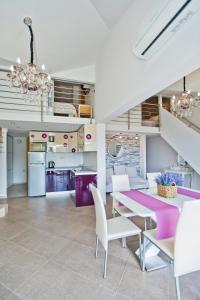 Część wypoczynkowa w obiekcie Island Hvar Seaside Villa Levanda with Beach, Pool & Seaview