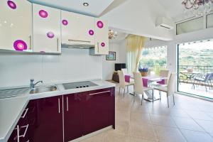Kuchnia lub aneks kuchenny w obiekcie Island Hvar Seaside Villa Levanda with Beach, Pool & Seaview