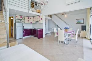 Kuchnia lub aneks kuchenny w obiekcie Island Hvar Seaside Villa Levanda with Beach, Pool & Seaview