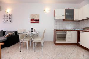 Kuchyňa alebo kuchynka v ubytovaní Apartment Mavarčica