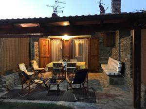 un patio avec une table et des chaises sur un patio dans l'établissement Stintino casa con giardino vicino la Pelosa, à Stintino