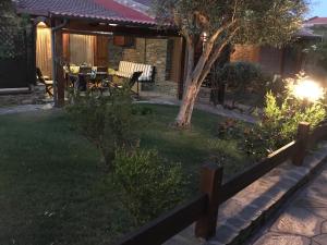 une clôture dans la cour d'une maison avec une table dans l'établissement Stintino casa con giardino vicino la Pelosa, à Stintino 10 autres photos