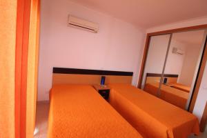 Un pat sau paturi într-o cameră la ApartamentoSolPraia - Areias da Rocha