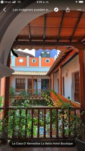 Bild eines Hauses mit Balkon in der Unterkunft Casa D´Remedios La Bella Hotel Boutique in Ciénaga