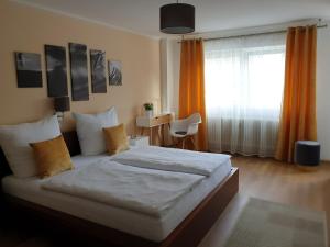Postel nebo postele na pokoji v ubytování Hotel am Hafen