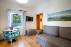 Μια τηλεόραση ή/και κέντρο ψυχαγωγίας στο Kibbutz Malkiya Travel Hotel