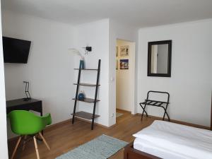 TV a/nebo společenská místnost v ubytování Hotel am Hafen