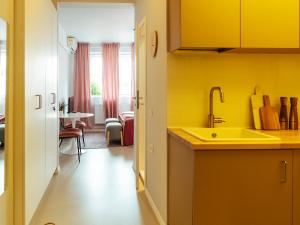 Virtuvė arba virtuvėlė apgyvendinimo įstaigoje Amazing View - Top location - Universitate Studio