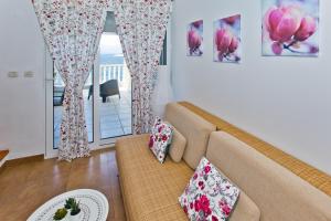 Posedenie v ubytovaní Luxury Bellavista Amazing sea Holidays with Private Beach & Parking