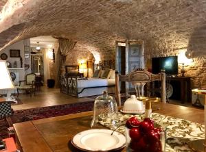 una sala de estar con una cama y una mesa con fruta. en Maison Santarosa, en Castellana Grotte