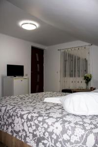 テキルギオルにあるCasa La Floriのベッドルーム(白い毛布、テレビ付)