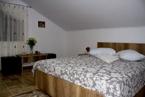 a bedroom with a bed and a table with a bed sidx sidx sidx at Casa La Flori in Techirghiol