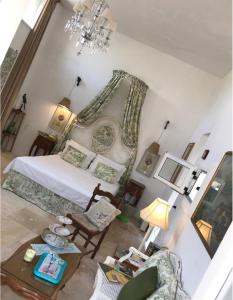 a bedroom with a bed and a table and a chair at Maison Santarosa in Castellana Grotte