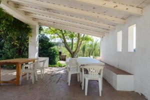 un patio con tavolo, sedie, tavolo e sedie di Mas Nofre a Vilademuls