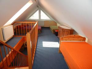 Pokój na poddaszu z 2 łóżkami piętrowymi i schodami w obiekcie Apartmány v Terchovej w Tierchowej