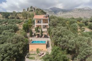an aerial view of a house with a swimming pool at Villa Kastelas in Kato Asites