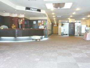 un hall d'un magasin avec une salle d'attente dans l'établissement Niseko Grand Hotel, à Niseko