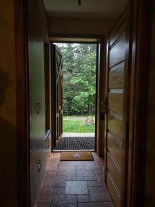 an open door with a view of a yard at Zacisze Drwala in Lutowiska