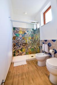 e bagno con servizi igienici e doccia a mosaico. di La Riggiola a Salerno Altre 37 foto