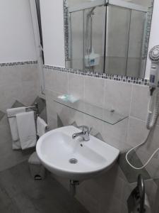 - Baño con lavabo blanco y ducha en Antico Mulino B&B en Agerola