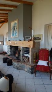 sala de estar con chimenea y silla roja en La Maison de Fafa, en Carcassonne 16 fotos más