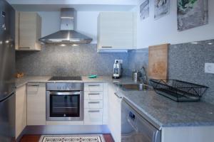 Kuchyňa alebo kuchynka v ubytovaní Duplex St Pau + 14 fotografií