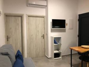 TV a/nebo společenská místnost v ubytování Dragonfly Villas