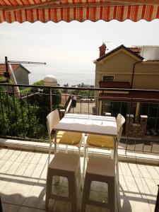 Ein Balkon oder eine Terrasse in der Unterkunft Charming Hill Apartment