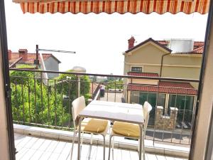Ein Balkon oder eine Terrasse in der Unterkunft Charming Hill Apartment