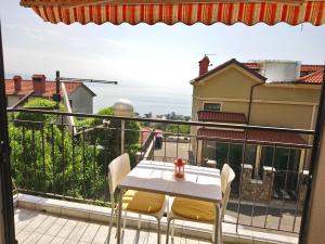 Ein Balkon oder eine Terrasse in der Unterkunft Charming Hill Apartment