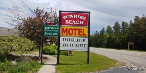 Foto de la galería de Sunrise Beach Motel en Mackinaw City