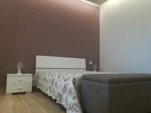 1 dormitorio con 1 cama, vestidor y 1 cama sidx sidx sidx sidx sidx sidx en Casa Melograno, en Bernalda