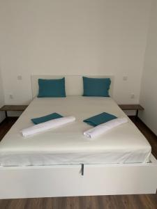 1 cama blanca grande con 2 almohadas en Self-Check Apartment Lilia 3 next ot 24 hours food and drink shop and free parking area en Sofía