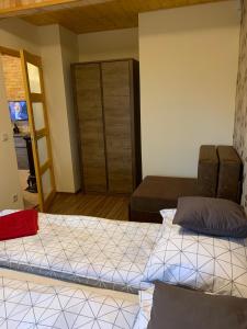 Posteľ alebo postele v izbe v ubytovaní Kenese Panoráma Apartman 2